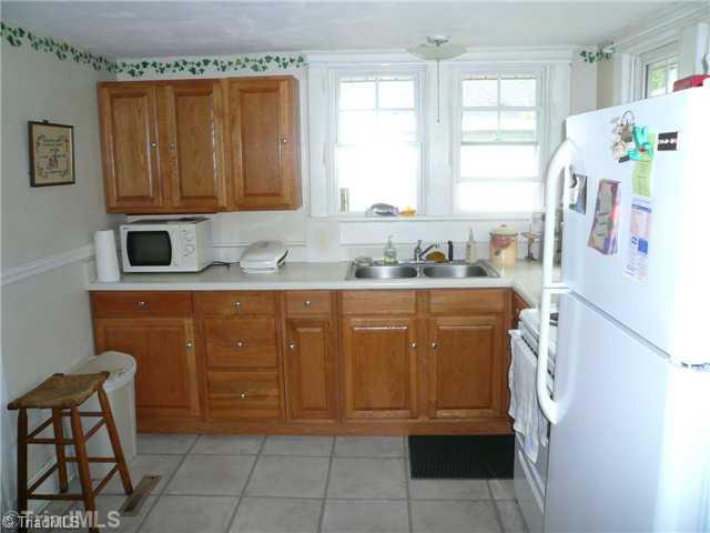 402 West Ransom Street Reidsville, NC 27320 - Photo 4 of 10 Kitchen.