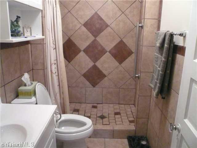 402 West Ransom Street Reidsville, NC 27320 - Photo 7 of 10 Other. Bathroom