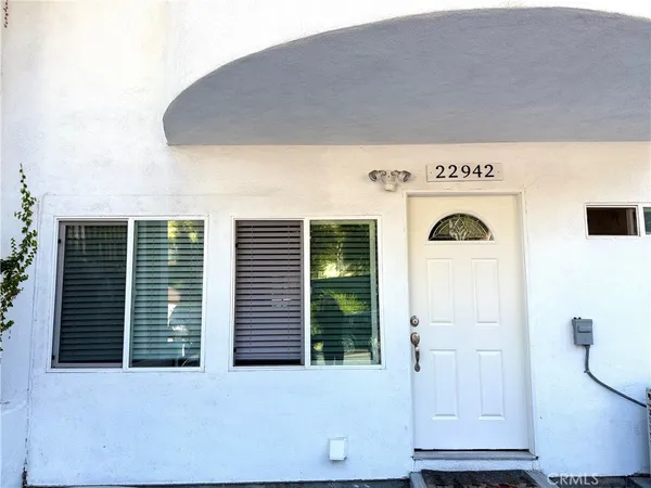 $2,000 | 22942 Cass Avenue, Woodland Hills, CA 91364