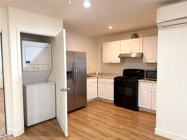 $2,000 | 22942 Cass Avenue, Woodland Hills, CA 91364