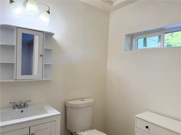 $2,000 | 22942 Cass Avenue, Woodland Hills, CA 91364