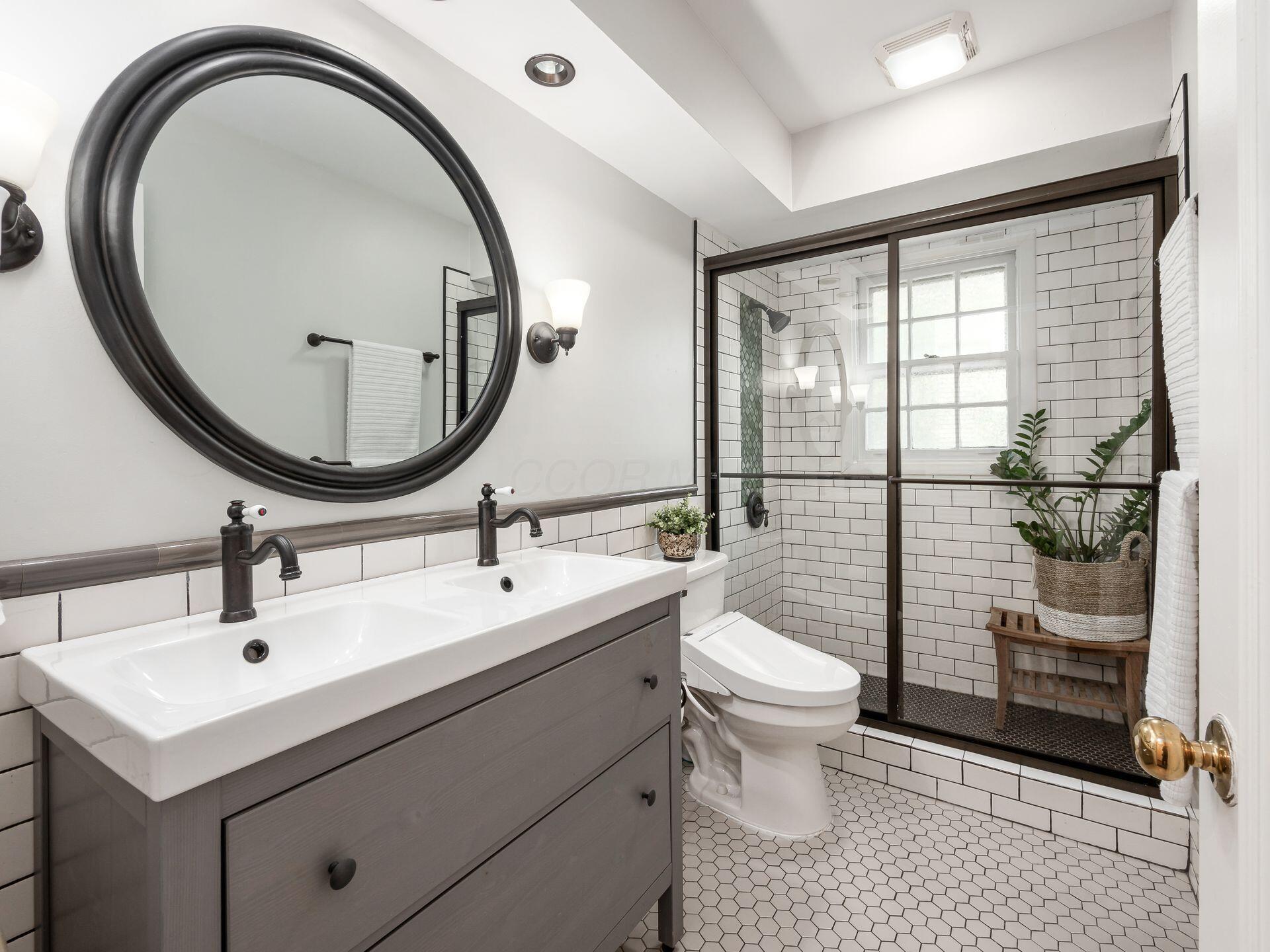 1631 Roxbury Road, Unit D6 Columbus, OH 43212 - Photo 16 of 23 Full bathroom