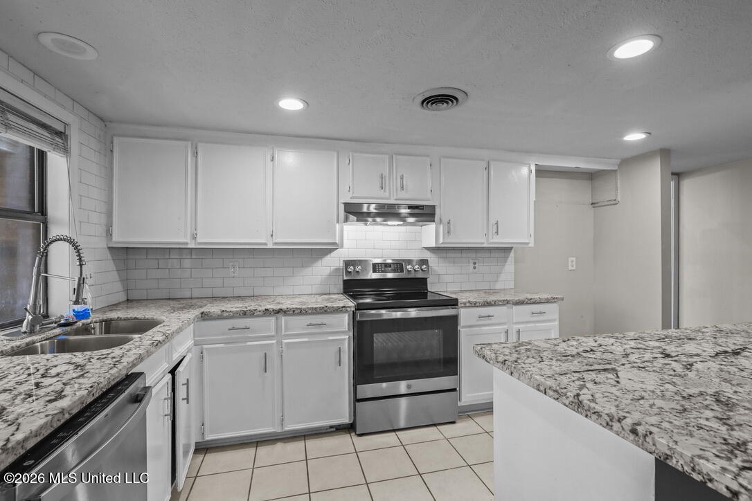 5 Dove Way Circle Clinton, MS 39056 - Photo 2 of 26 B6D1BF37-E2CD-488D-90A8-8850A928505E_1_1