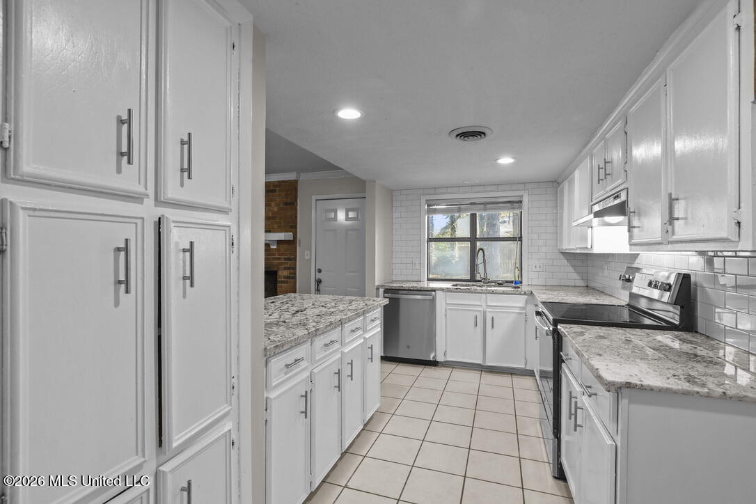 5 Dove Way Circle Clinton, MS 39056 - Photo 3 of 26 59A771CA-363A-4BEC-855C-790293B9AAA4_1_1