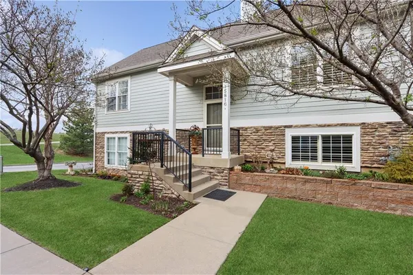 $399,500 | 15816 Robinson Street, Overland Park, KS 66223