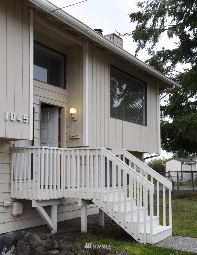 1045 Chestnut Street Bremerton, WA 98310 - Photo 2 of 25 Gallery Image 2
