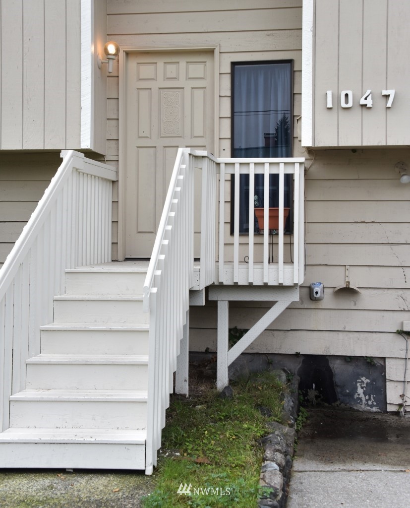 1045 Chestnut Street Bremerton, WA 98310 - Photo 3 of 25 Gallery Image 3