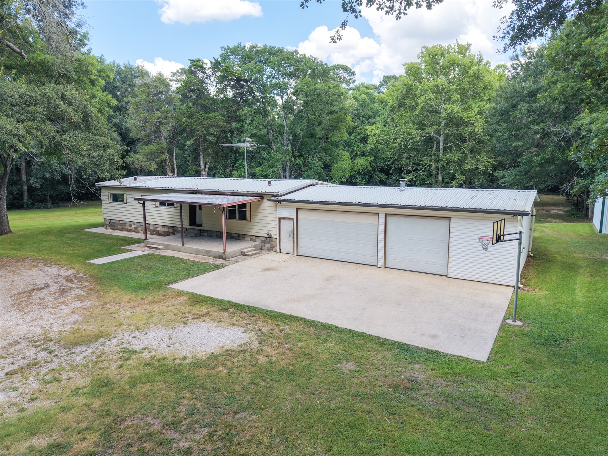 10291 Hart Road Conroe, TX 77306 - Photo 2 of 23 Big circle driveway and room for all the utility toys, boats and vehicles.
