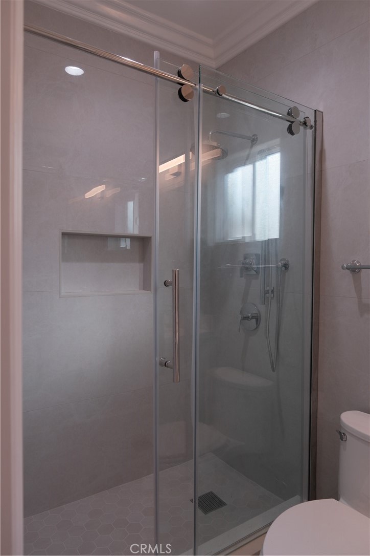 500 North Resh Place, Unit B Anaheim, CA 92805 - Photo 9 of 14 a bathroom that has a glass shower door
