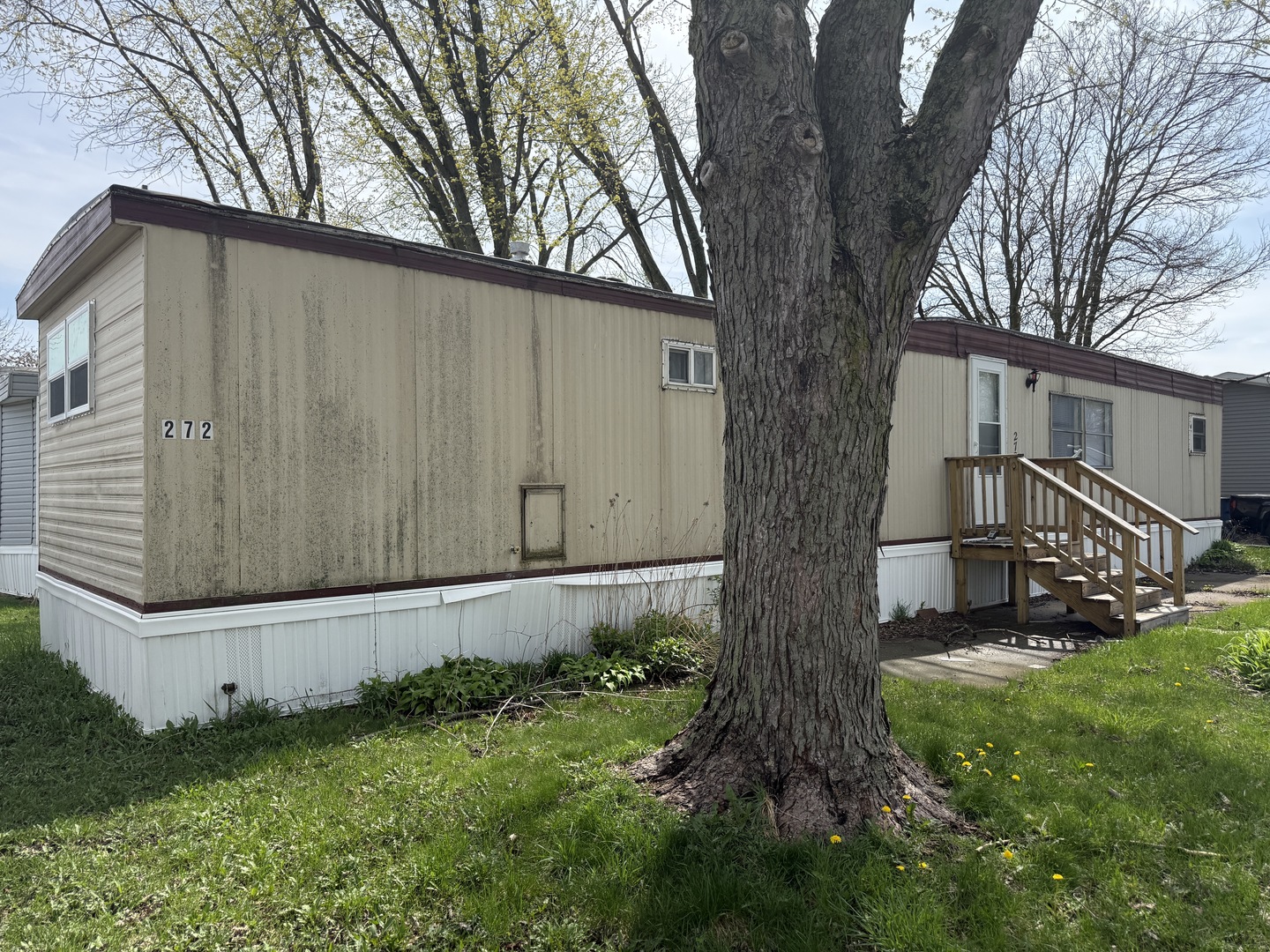 a view of a house with backyard and garden