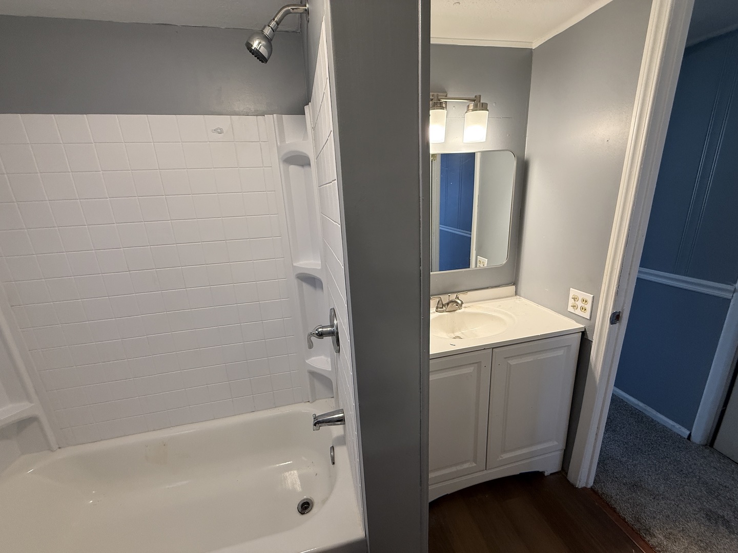 1712 South Dixie Highway, Unit 272 Crete, IL 60417 - Photo 8 of 12 a bathroom with a bathtub and shower