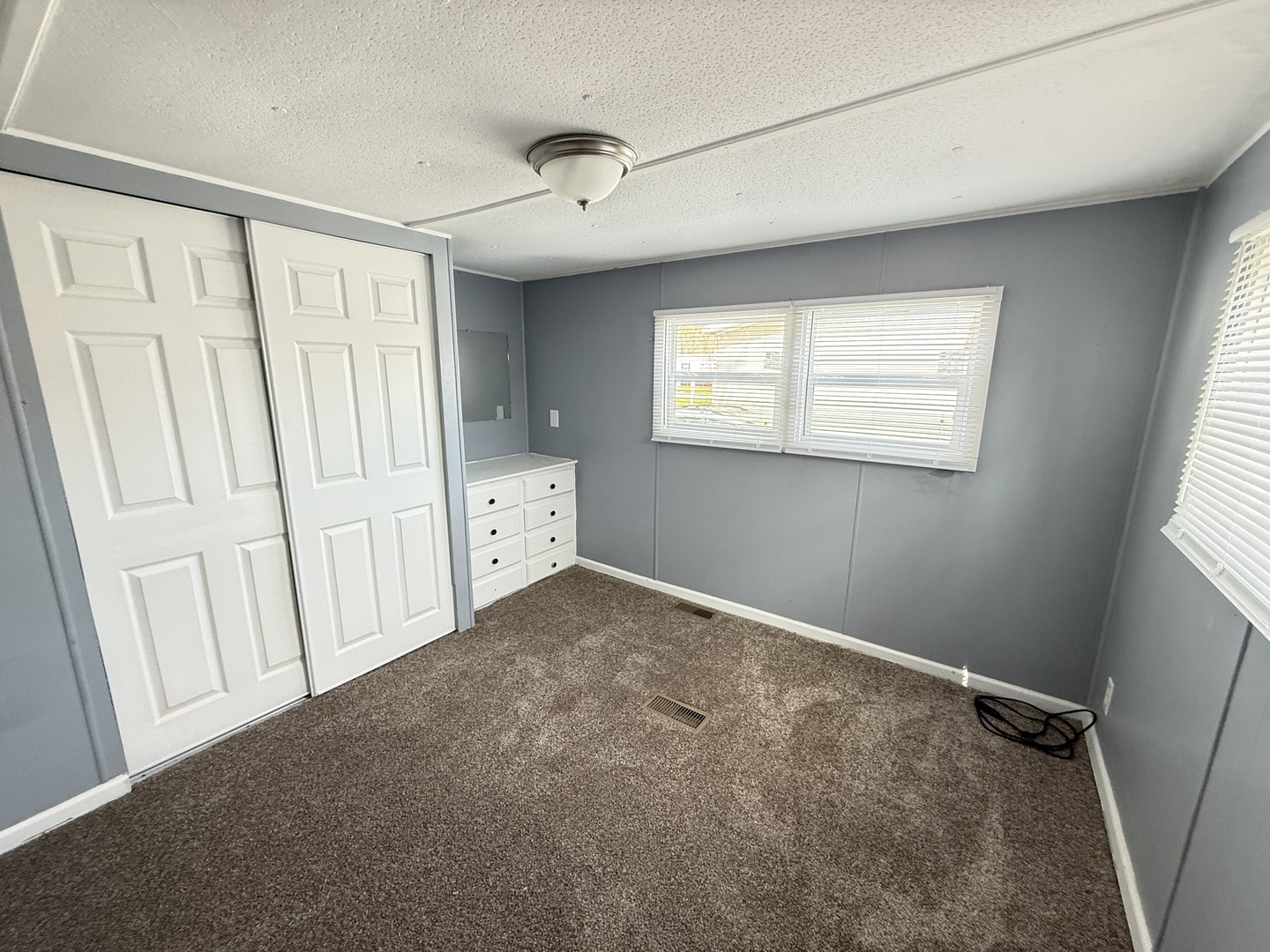 1712 South Dixie Highway, Unit 272 Crete, IL 60417 - Photo 10 of 12 an empty room with windows