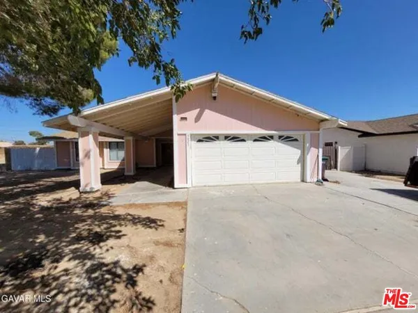 a view of a house with a yard and garage
