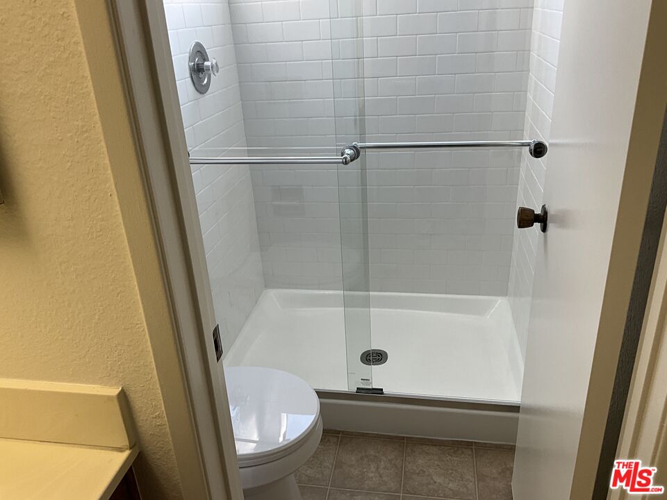 41726 Resorter Boulevard, Unit 516 Palm Desert, CA 92211 - Photo 11 of 17 a bathroom with a tub and a toilet