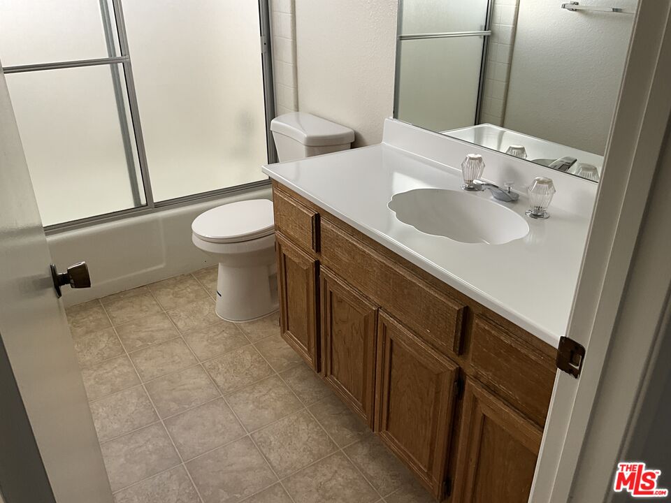 41726 Resorter Boulevard, Unit 516 Palm Desert, CA 92211 - Photo 12 of 17 a bathroom with a sink and a mirror