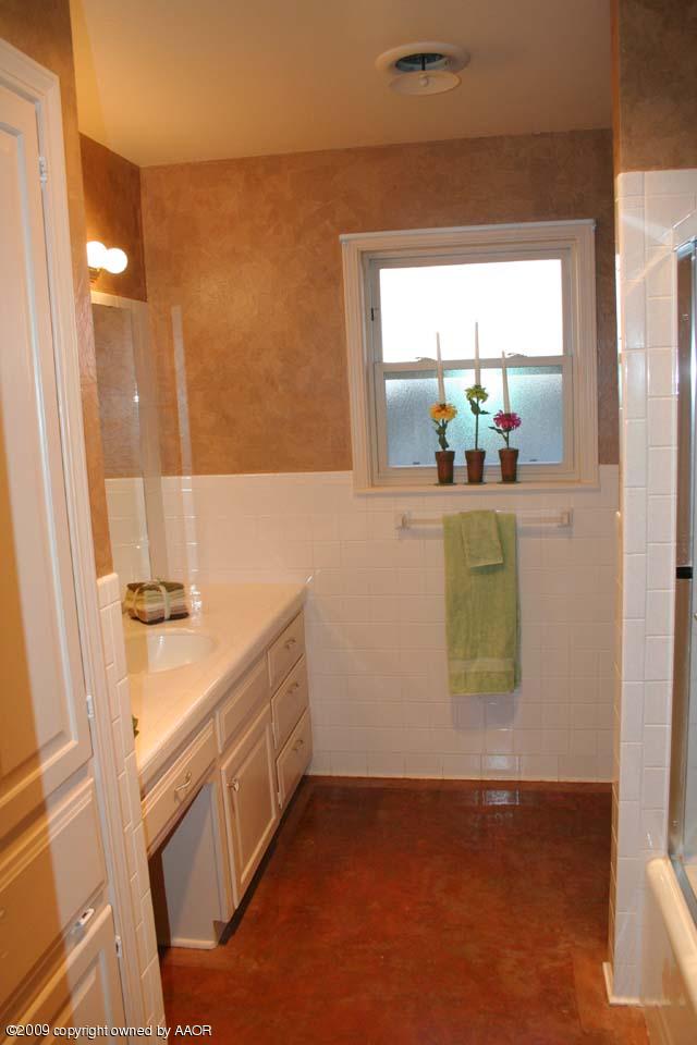 6904 Elmhurst Road Amarillo, TX 79106 - Photo 12 of 15 a bathroom with a sink and a mirror