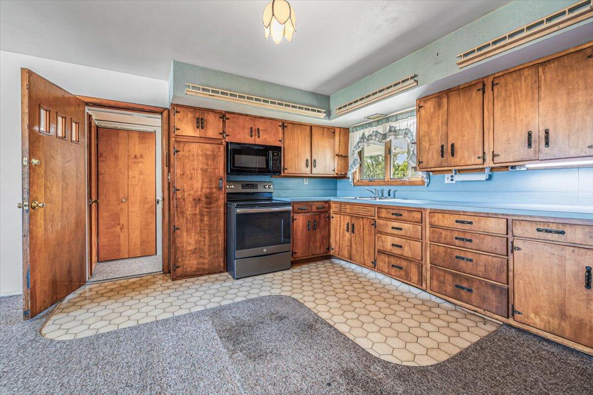 17567 Lakeside Road Three Oaks, MI 49128 - Photo 13 of 50 Kitchen