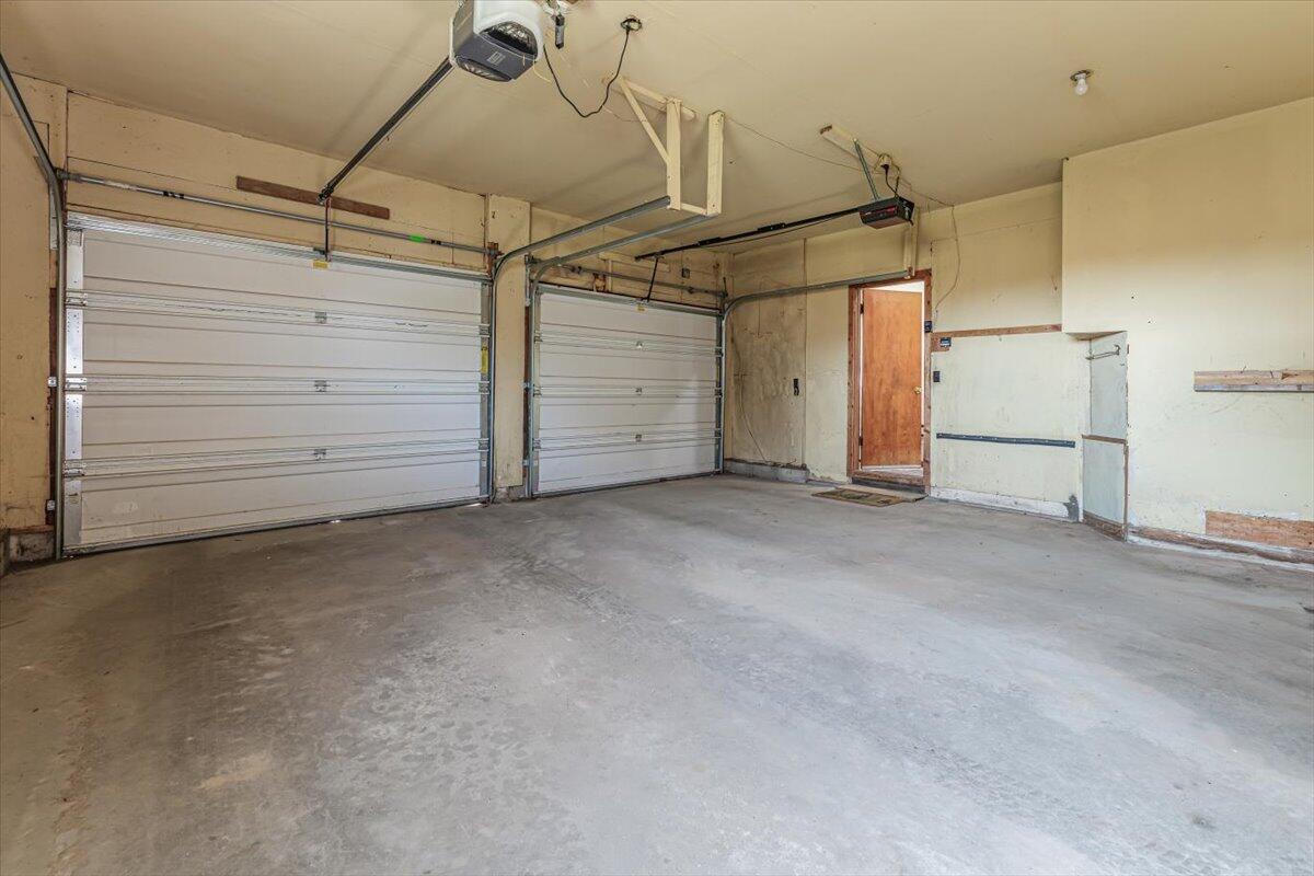17567 Lakeside Road Three Oaks, MI 49128 - Photo 36 of 50 Garage
