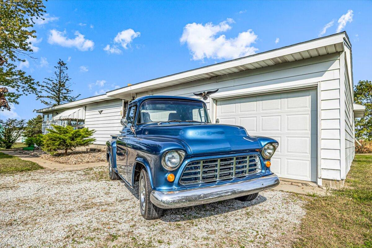 17567 Lakeside Road Three Oaks, MI 49128 - Photo 4 of 50 Garage