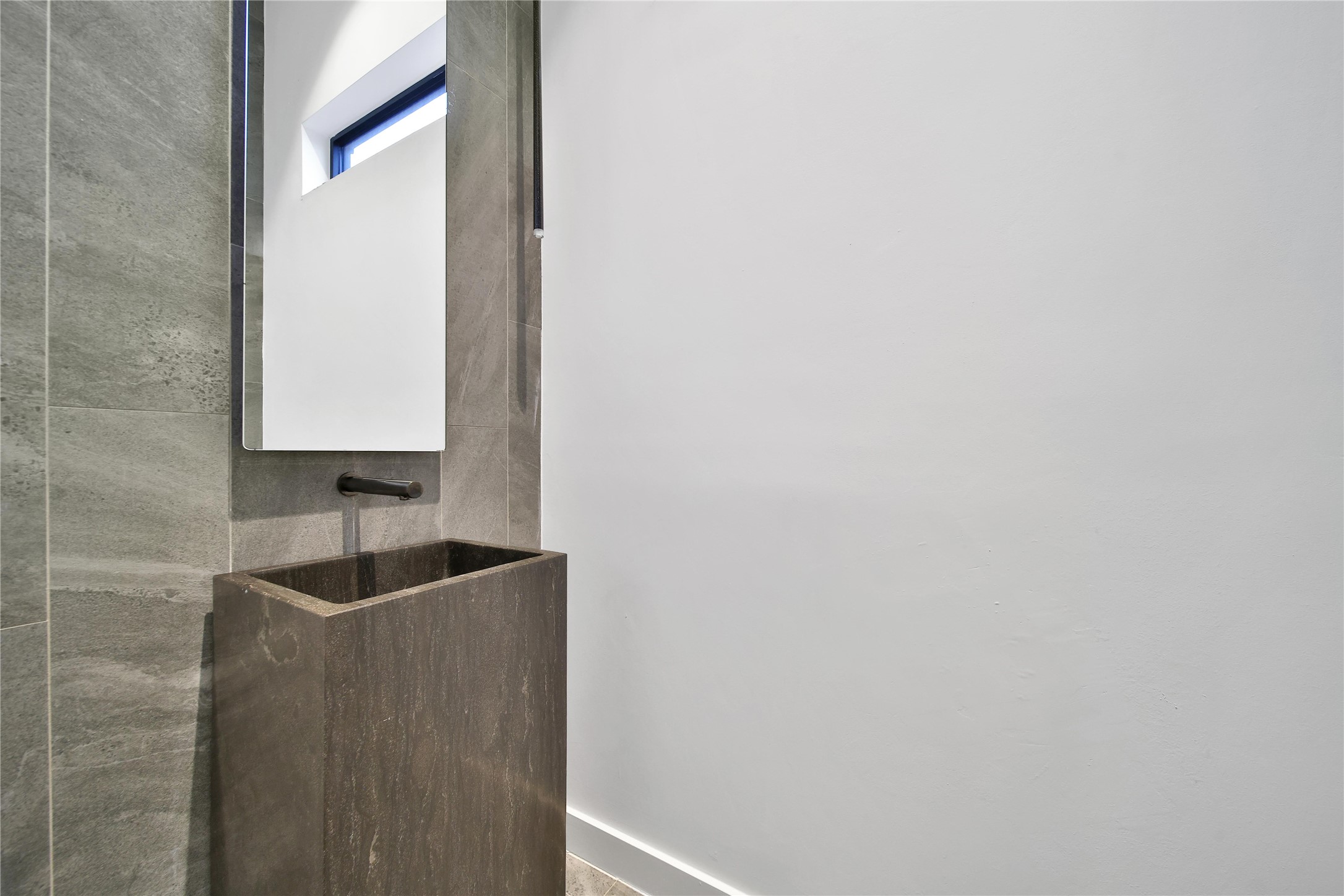 819 West 24th Street, Unit D Houston, TX 77008 - Photo 15 of 27 Half Bathroom