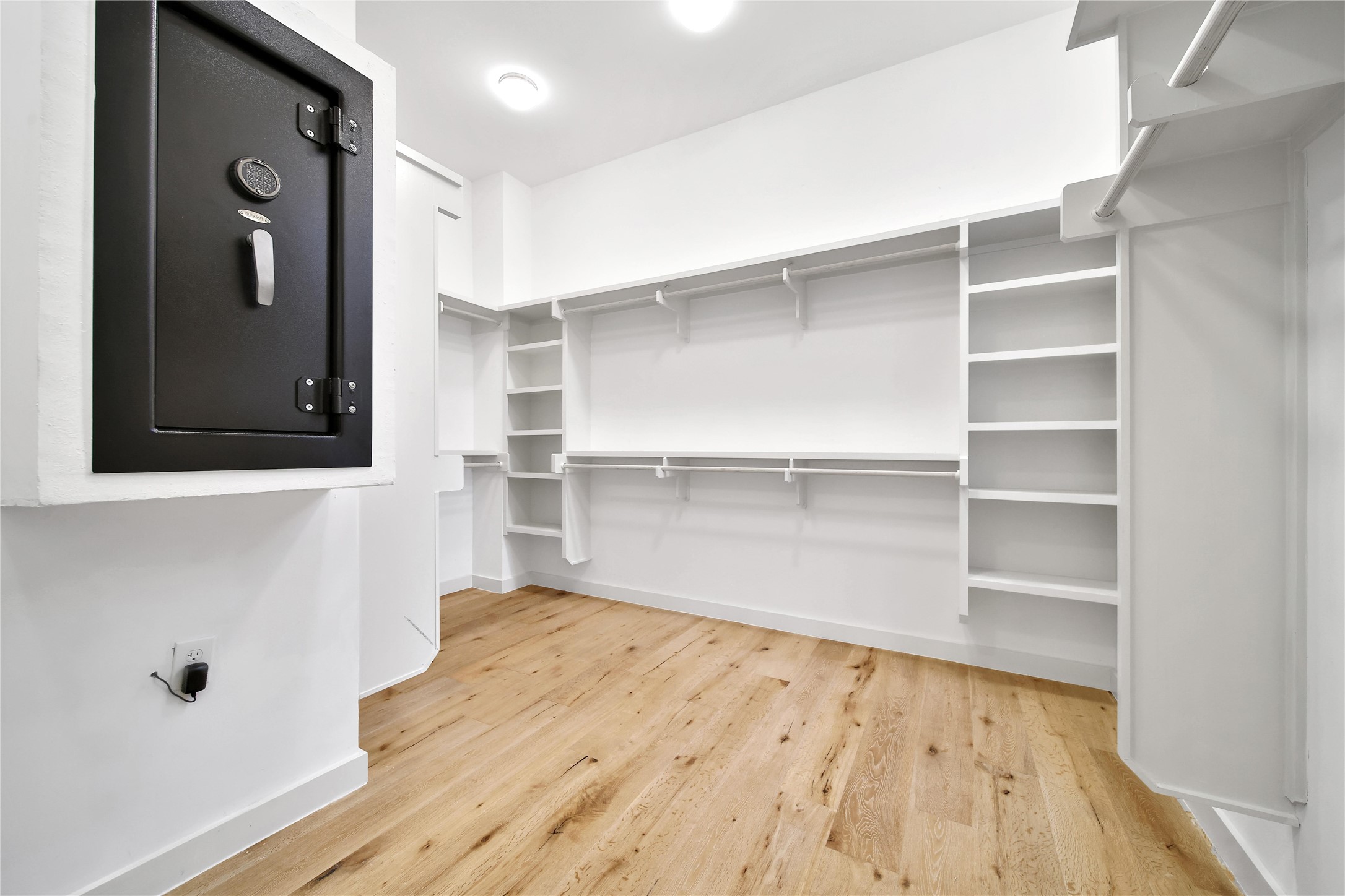 819 West 24th Street, Unit D Houston, TX 77008 - Photo 22 of 27 Primary Closet