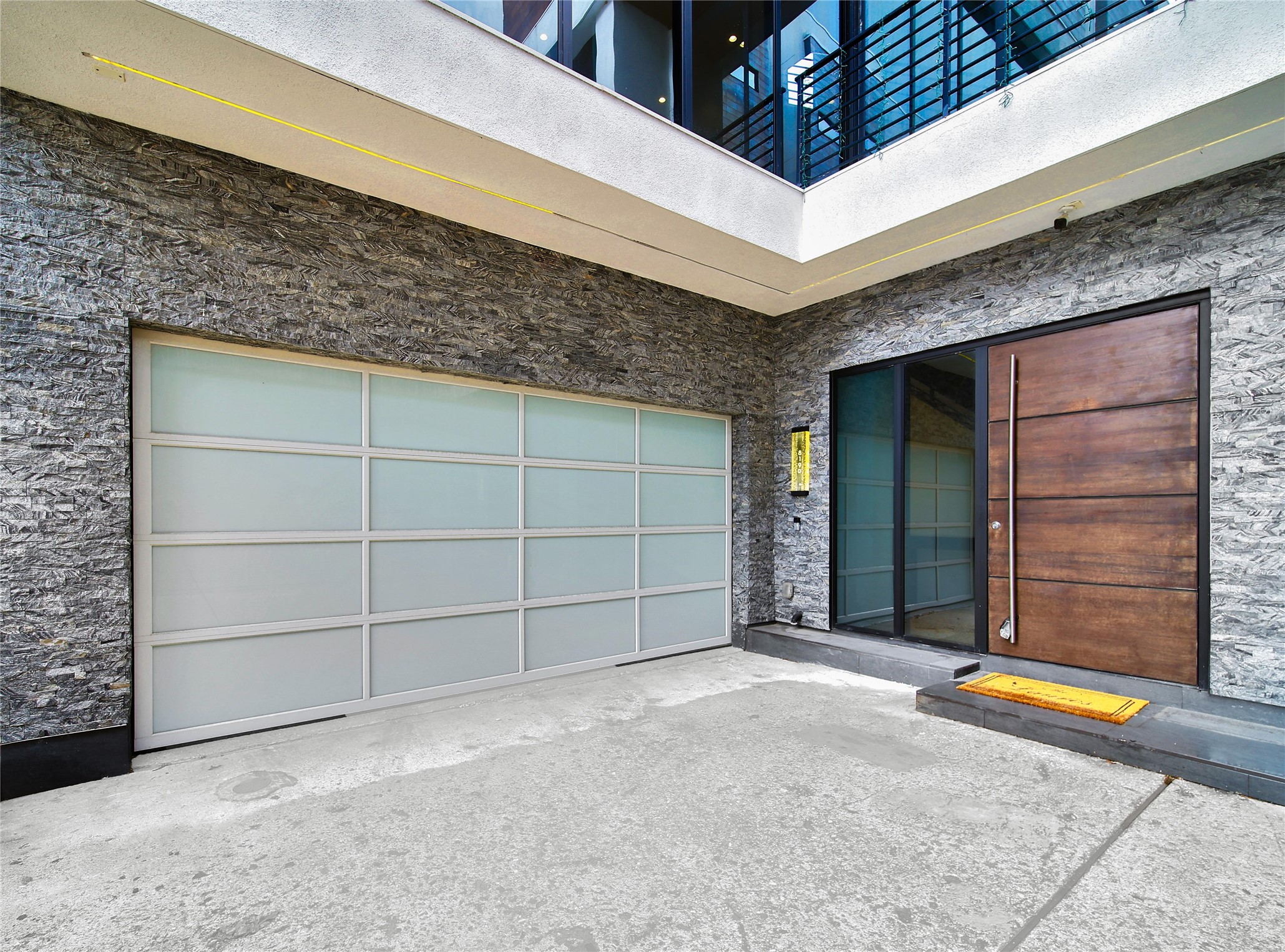 819 West 24th Street, Unit D Houston, TX 77008 - Photo 3 of 27 Large Front Door