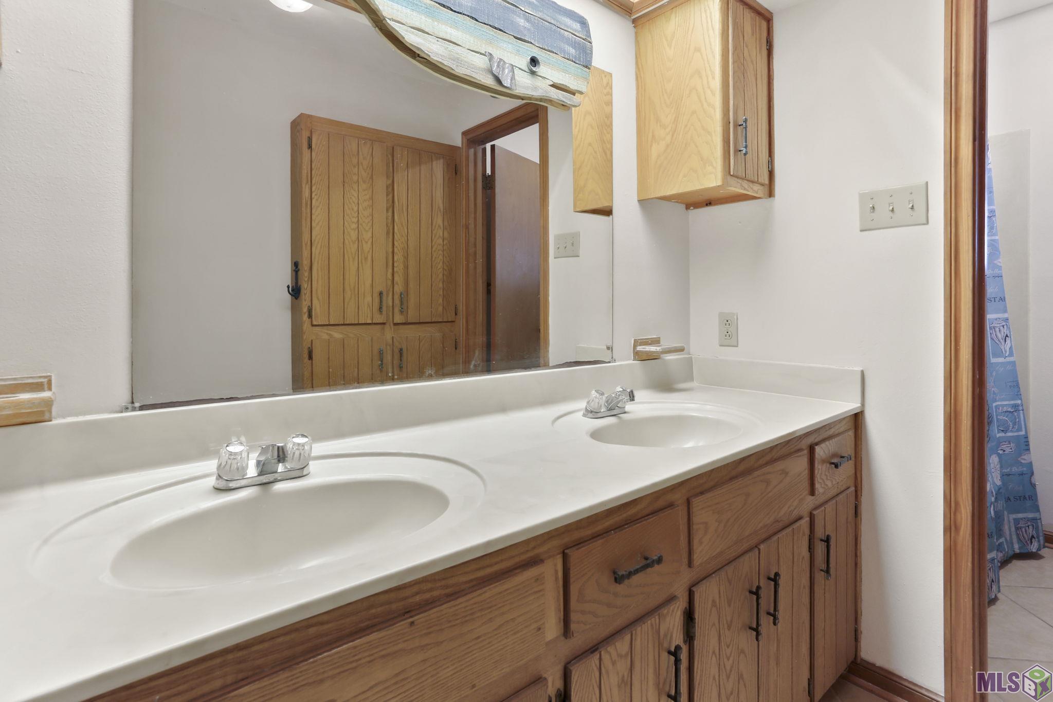 22185 Hoo Shoo Too Road Baton Rouge, LA 70817 - Photo 11 of 25 Extra Full Bath Area