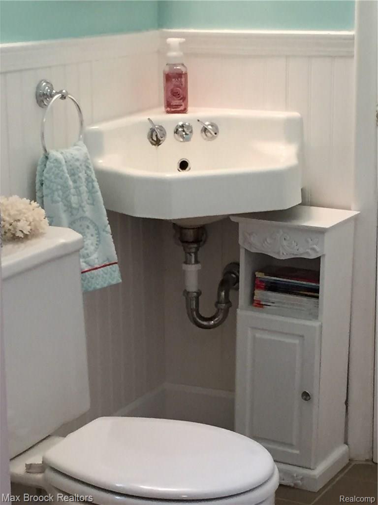 3221 Warick Road Royal Oak, MI 48073 - Photo 25 of 40 Beautiful powder room corner sink