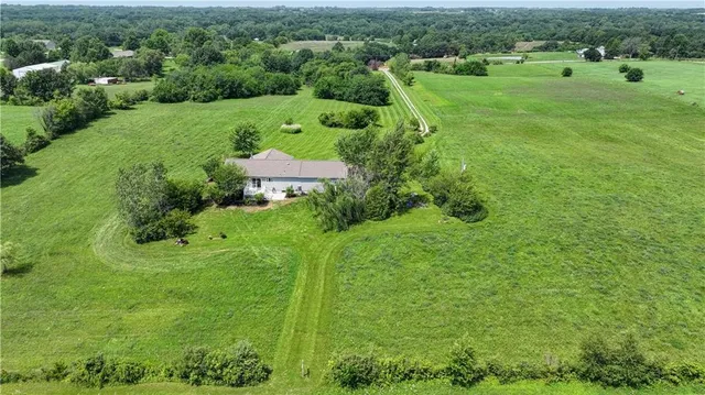 $600,000 | 5775 Southeast W Highway, Lathrop, MO 64465