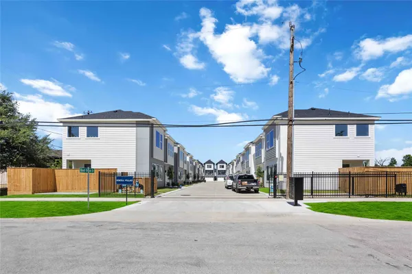 $2,950 | 1949 Knoll Square Drive, Houston, TX 77080