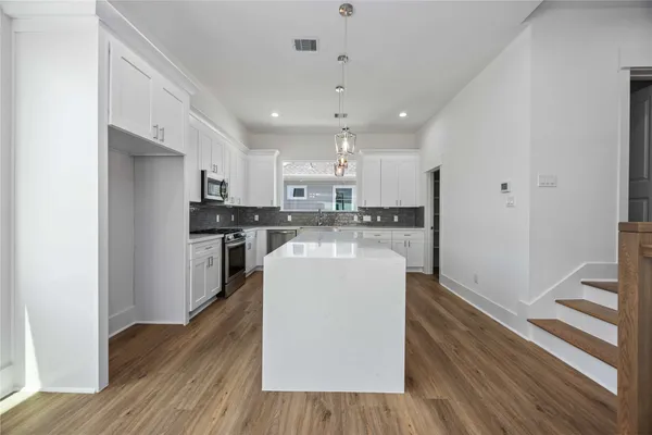 $2,950 | 1949 Knoll Square Drive, Houston, TX 77080