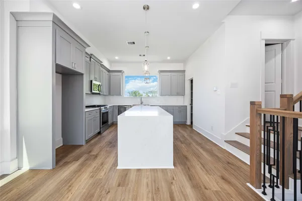 $2,950 | 1949 Knoll Square Drive, Houston, TX 77080