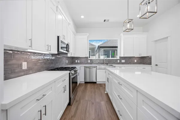 $2,950 | 1949 Knoll Square Drive, Houston, TX 77080