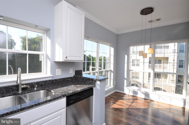 $372,500 | 4560 Strutfield Lane, Unit 1302, Alexandria, VA 22311