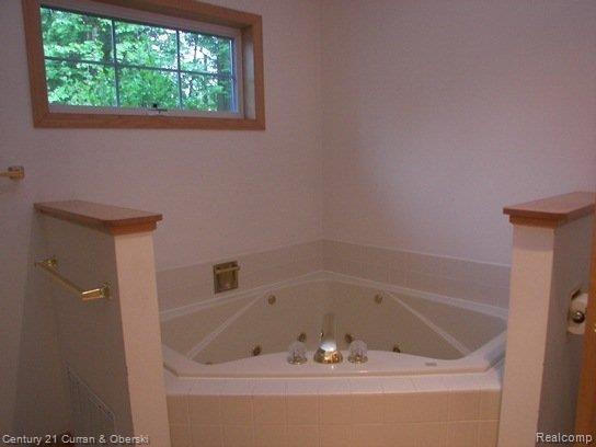 46750 Harris Road Belleville, MI 48111 - Photo 10 of 18 mstr garden tub