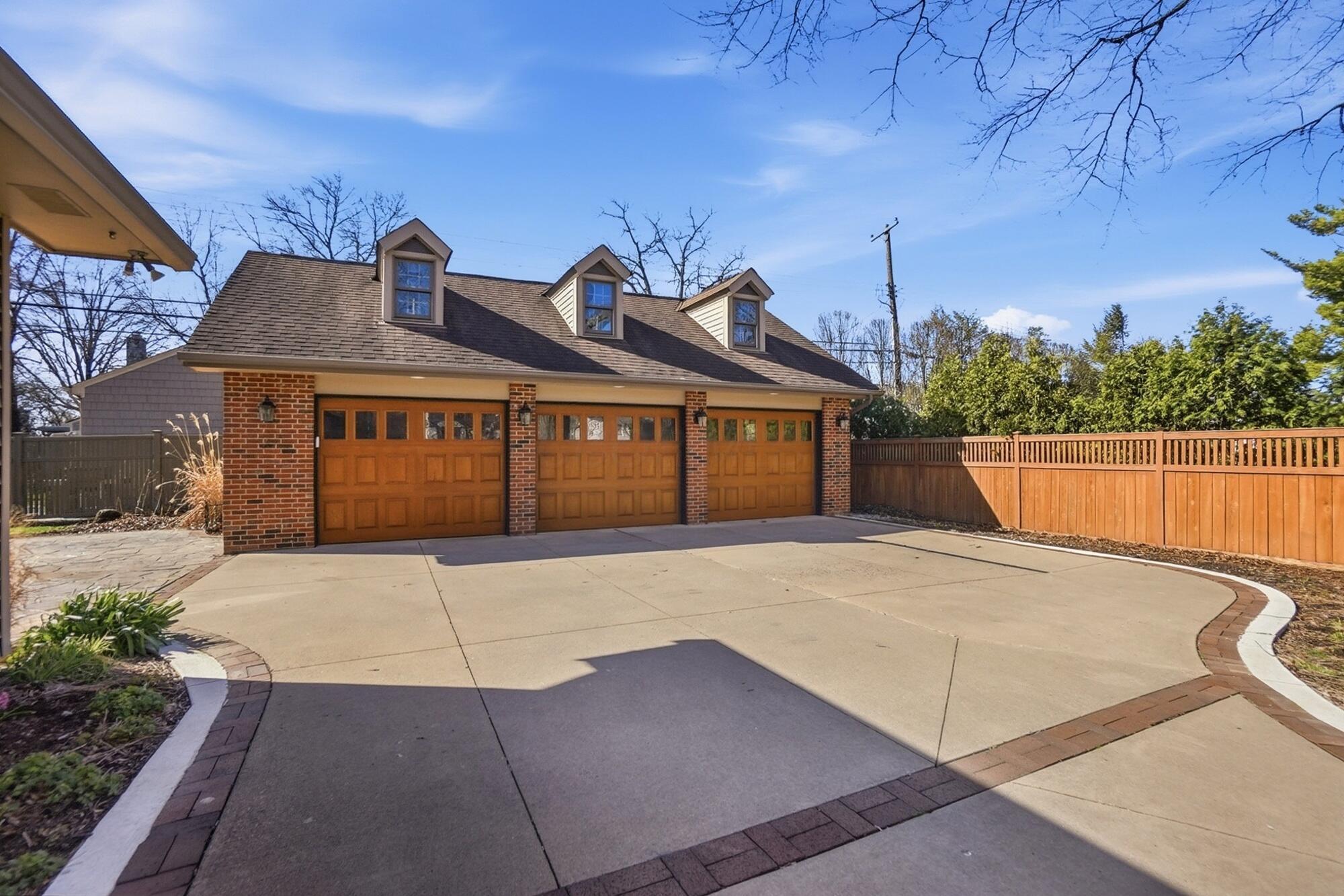 1627 Doone Road Upper Arlington, OH 43221 - Photo 4 of 37 Plenty of room for cars to park and also great storage!