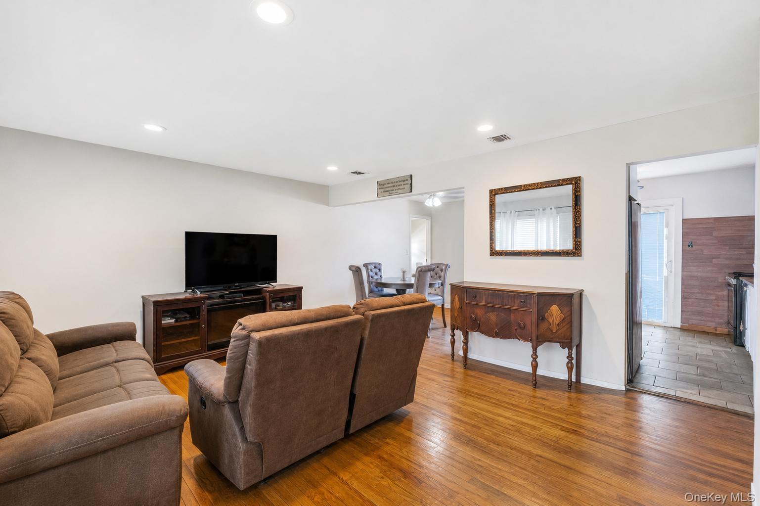 437 Commack Road Islip, NY 11751 - Photo 13 of 32