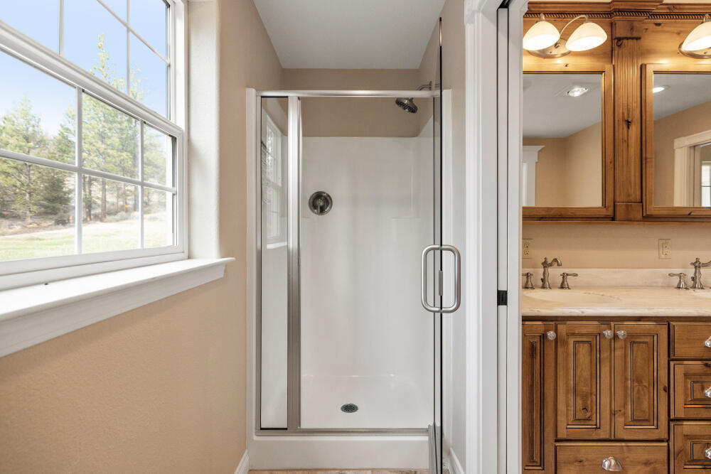 13423 Sprague River Road, Unit 1 Chiloquin, OR 97624 - Photo 26 of 46 Separate shower