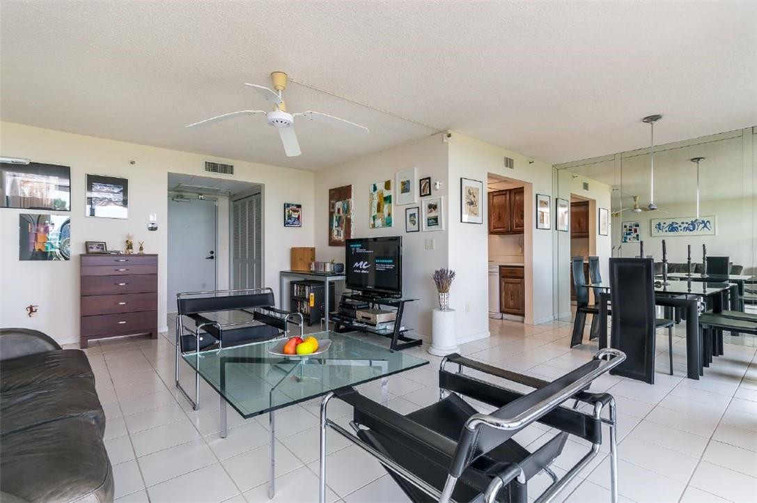 859 Jeffery Street, Unit 509 Boca Raton, FL 33487 - Photo 3 of 22 Livingroom 2