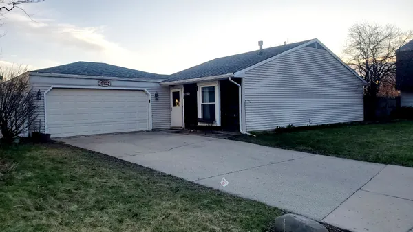 $2,200 | 202 Highbury Drive, Elgin, IL 60120