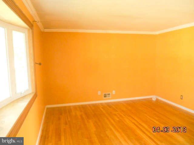 4719 Mawani Road Baltimore, MD 21206 - Photo 3 of 12 Living Room