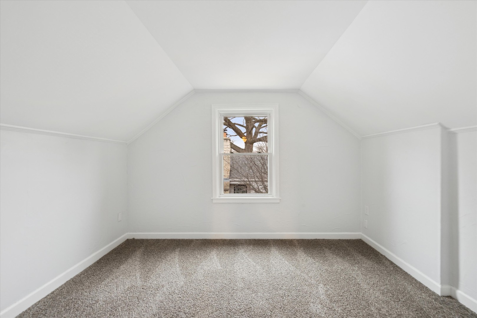 575 South Wall Street Kankakee, IL 60901 - Photo 18 of 28 an empty room with a window
