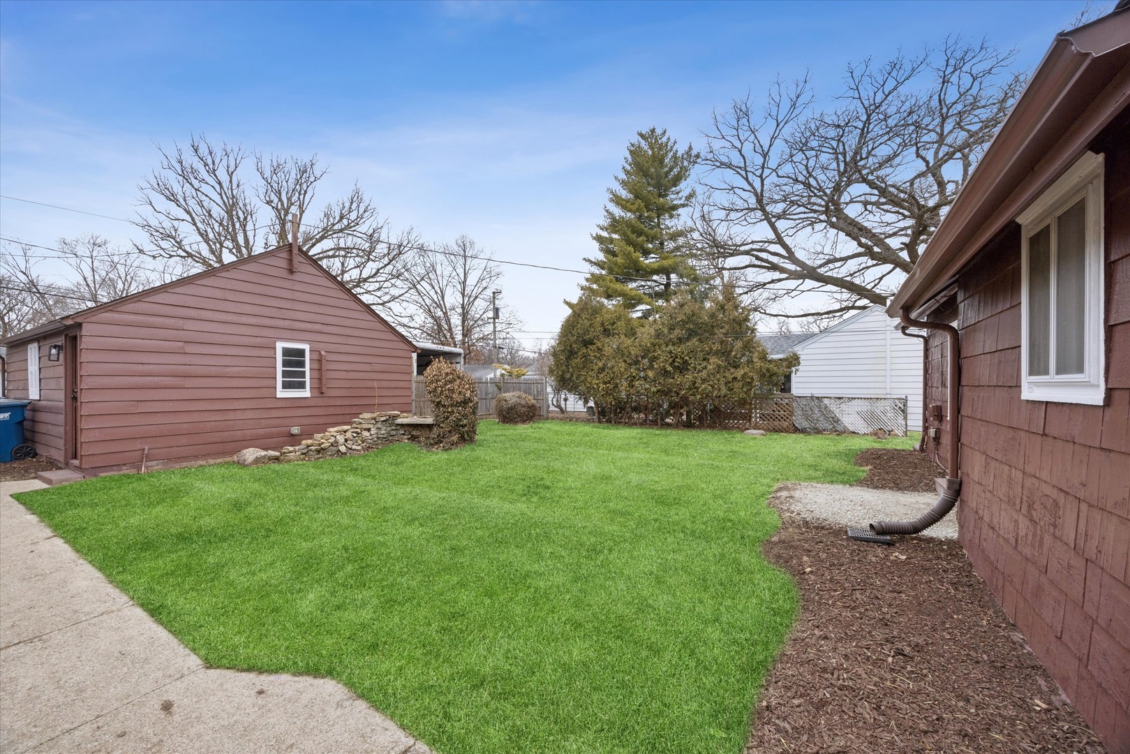 575 South Wall Street Kankakee, IL 60901 - Photo 24 of 28 a backyard of a house with lots of green space