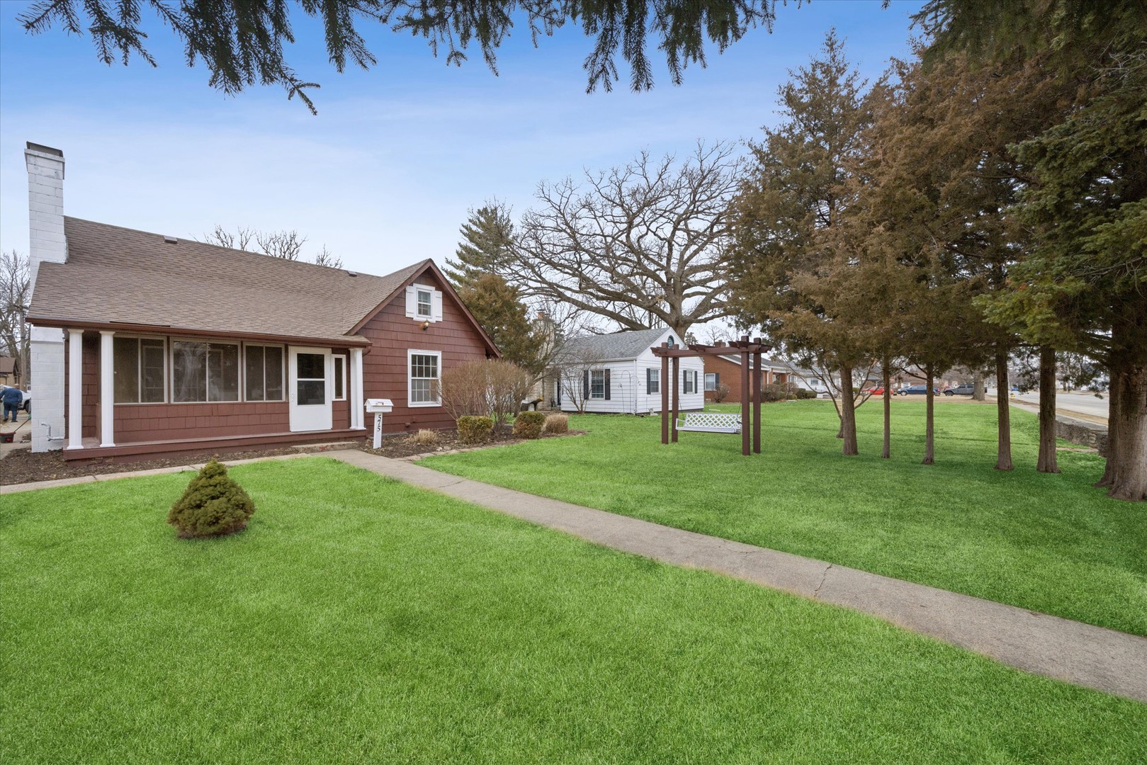 575 South Wall Street Kankakee, IL 60901 - Photo 3 of 28 a front view of a house with a garden