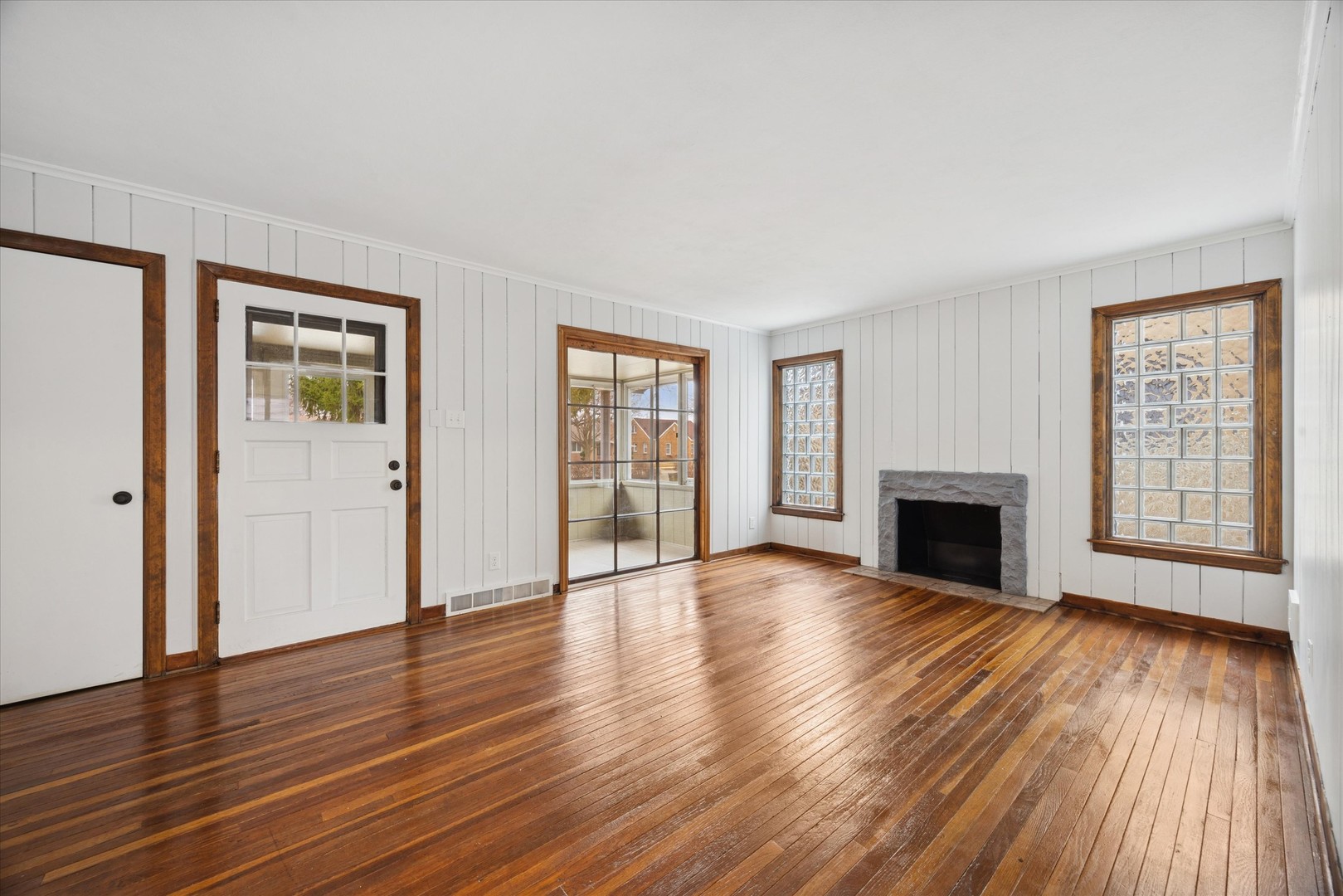 575 South Wall Street Kankakee, IL 60901 - Photo 4 of 28 a view of an empty room with wooden floor and a window