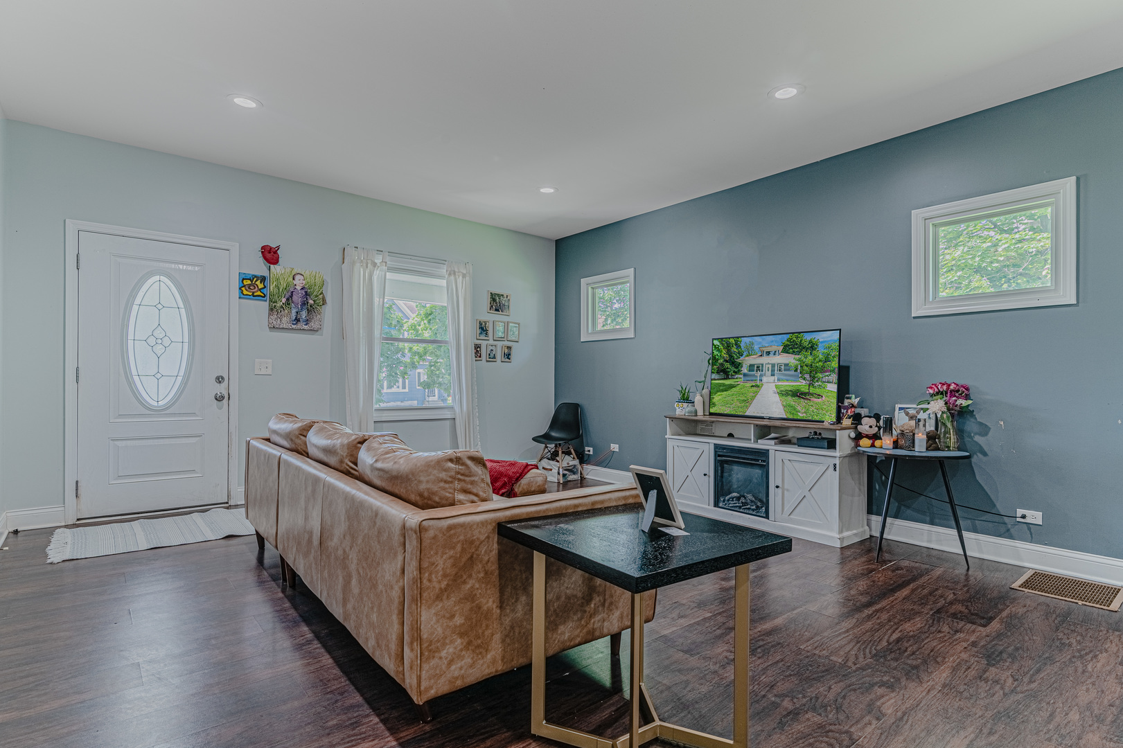 452 Addison Street Elgin, IL 60120 - Photo 3 of 28 Gallery Image 3