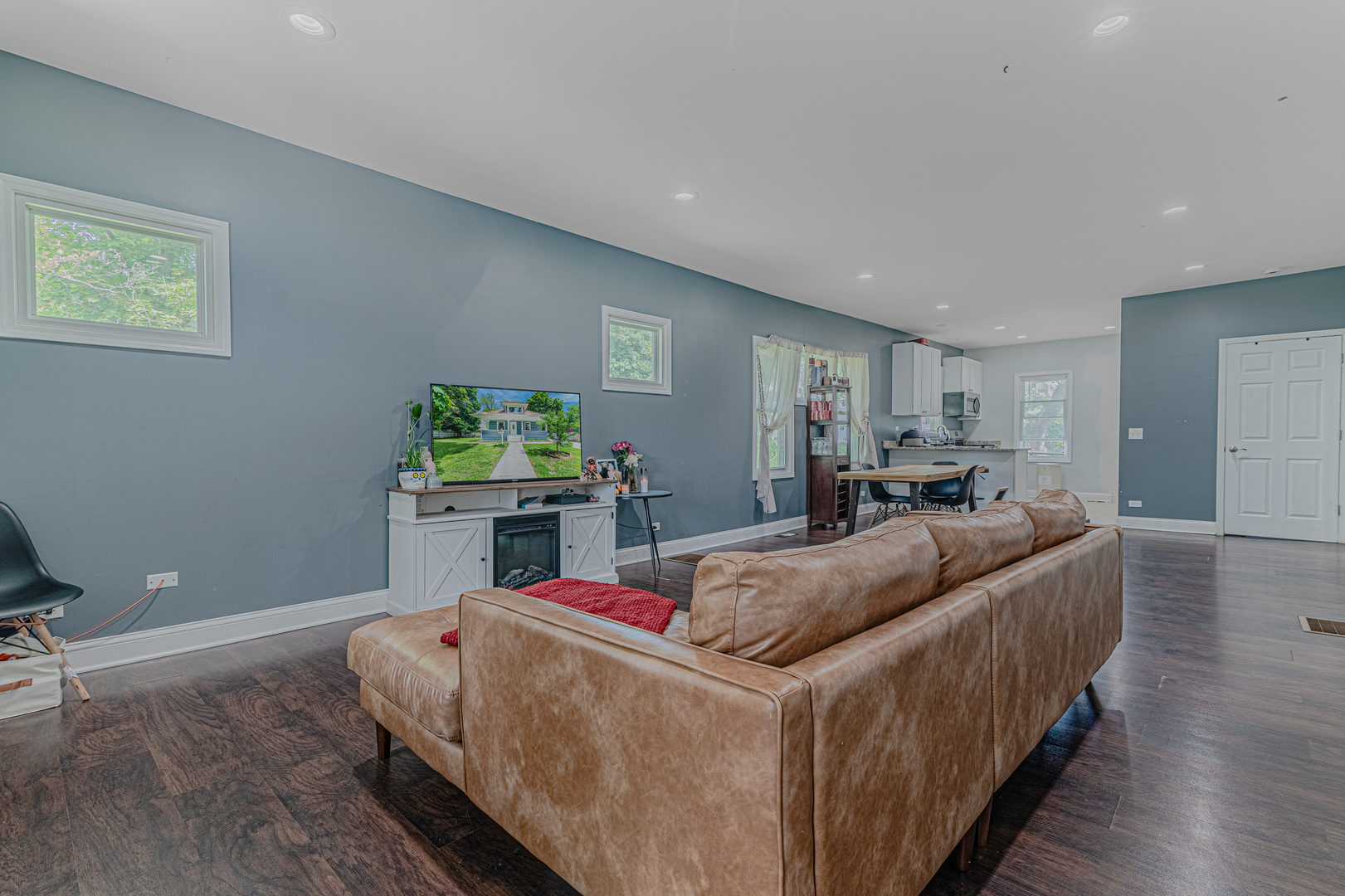 452 Addison Street Elgin, IL 60120 - Photo 4 of 28 Gallery Image 4