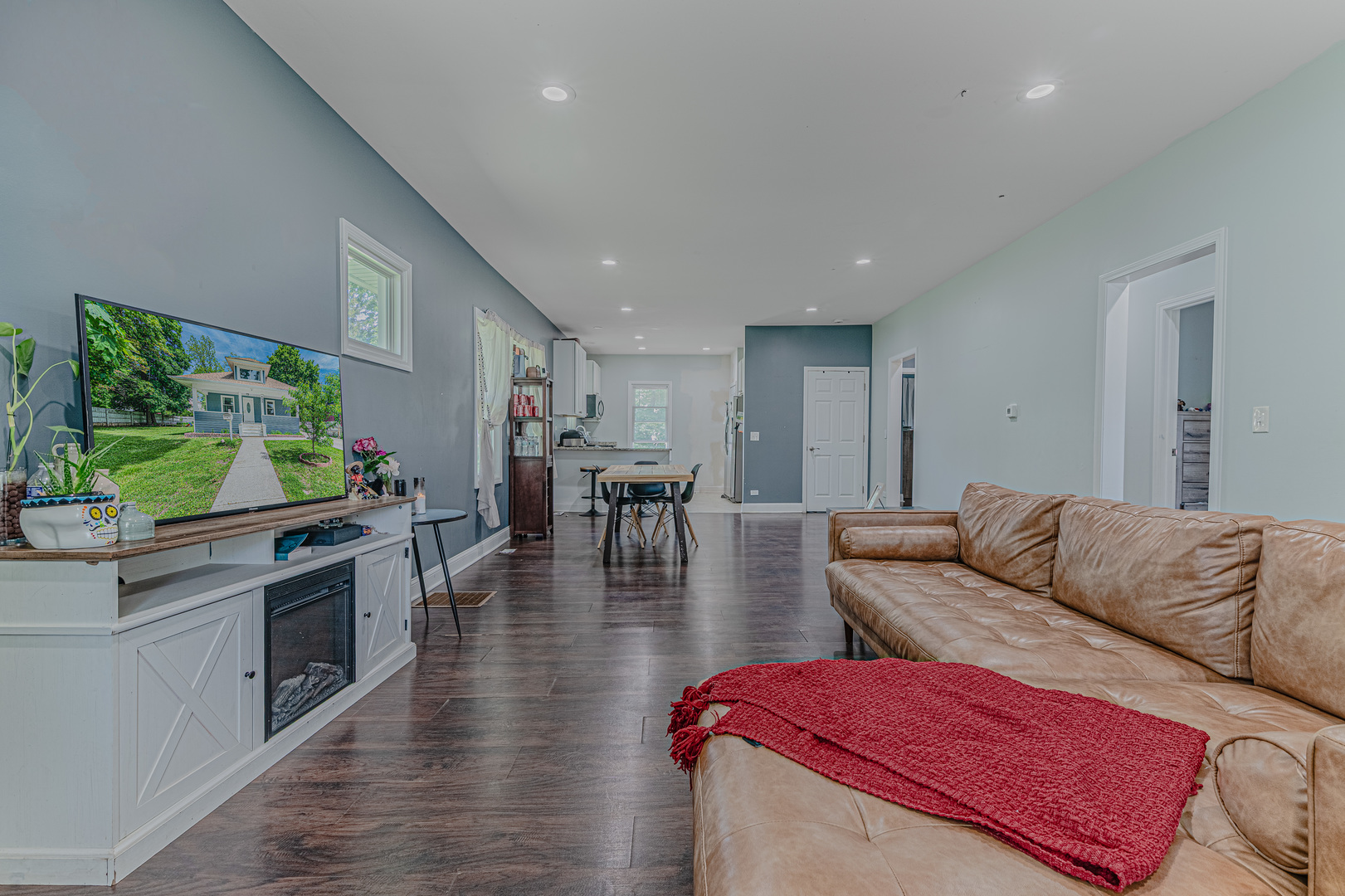 452 Addison Street Elgin, IL 60120 - Photo 5 of 28 Gallery Image 5