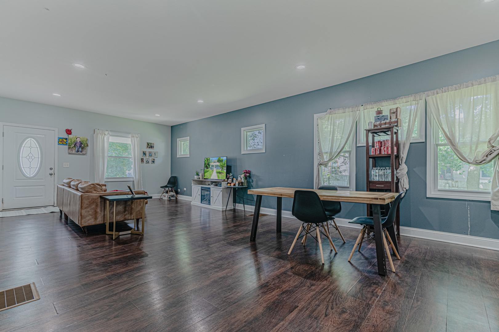 452 Addison Street Elgin, IL 60120 - Photo 7 of 28 Gallery Image 7