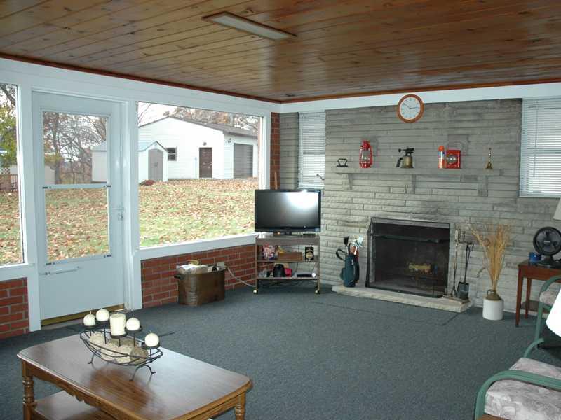 1107 Middle Road Glenshaw, PA 15116 - Photo 8 of 10 Family Room.